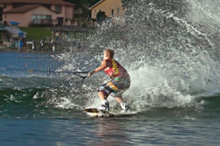  Wakeboard en un plan acuático 
